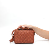 Miss bag piccola, borsa a tracolla in pelle intrecciata marrone cuoio, prodotta e venduta da Pianigiani handmade leather bags.
